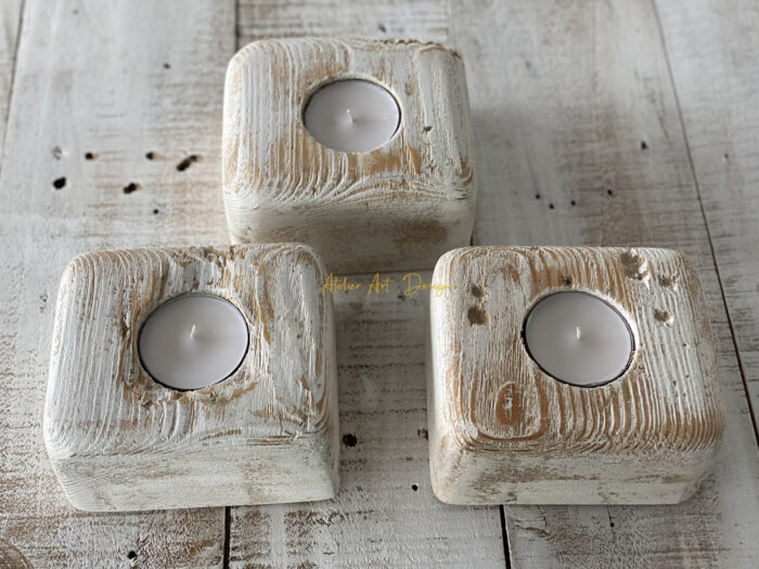 Bougeoirs en bois cérusé