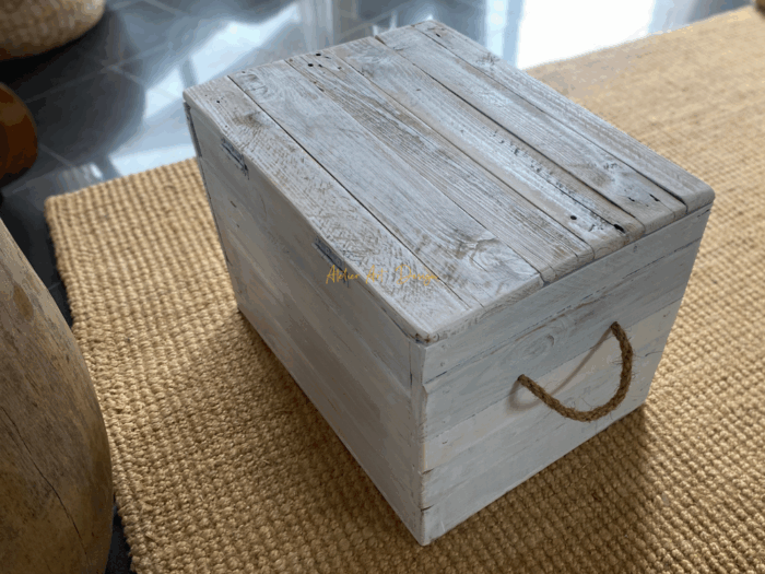 Malle en bois cerusé avec assise – Image 4