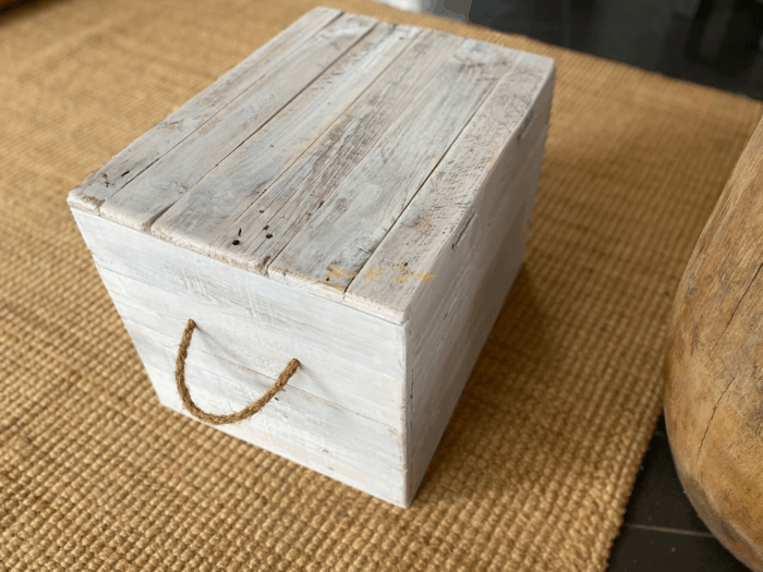 Malle en bois cerusé avec assise